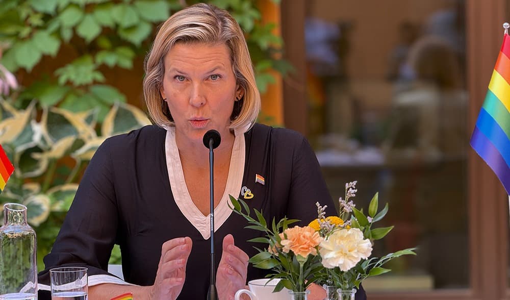 Jämställdhetsminister Nina Larsson (L) berättar om det nya utredningsuppdraget som ska undersöka varför attityderna till HBTQI-personer har försämrats bland svenska skolelever. Foto: Staffan Erfors