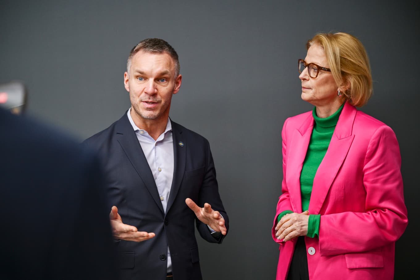 Statliga myndigheter är skyldiga att anmäla anställda som misstänks för brott. Någon motsvarande skyldighet finns inte för kommuner och regioner. Frågan om en sådan anmälningsskyldighet har väckts från flera håll, och nu kommer regeringen med ett förslag. Foto: Magnus Lejhall/TT