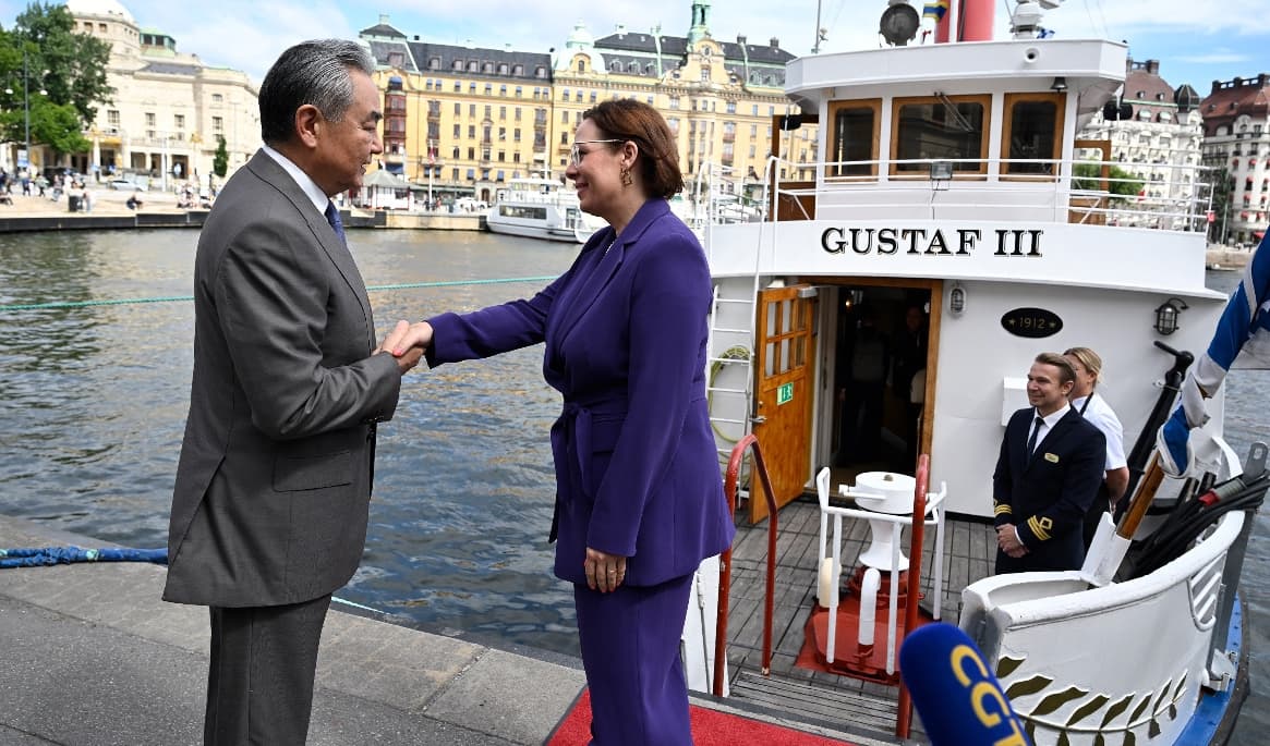 Maria Malmer Stenergard (M), utrikesminister, tar med kinas utrikesminister Wang Yi på en skärgårdtur. I förgrunden syns en mikrofon från statskontrellarade kineska mediahuset CGTN. Foto: Skärmdump från TV4.