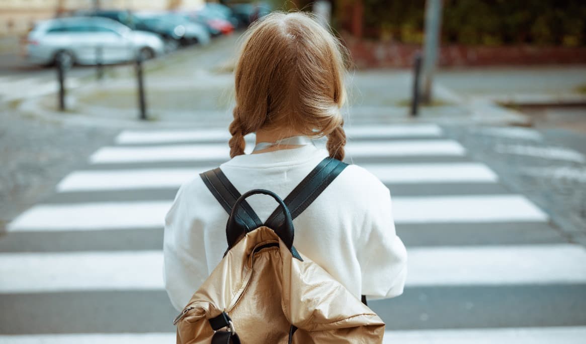 Nu när höstterminen börjar är det många barn som rör sig vid busshållplatser och övergångsställen. Foto: Shutterstock