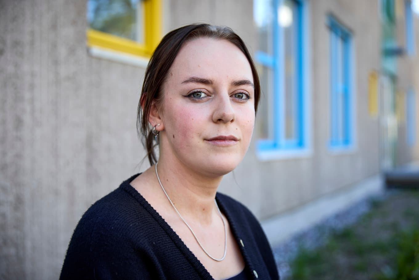 Studenten Alexandra Berntling, 25, har blivit drillad i att hålla utkik efter rabatter och handla i matbutiker när varor precis kommit in – eftersom de billigaste varorna går åt först. Foto: Terhi Ylimäinen/TT
