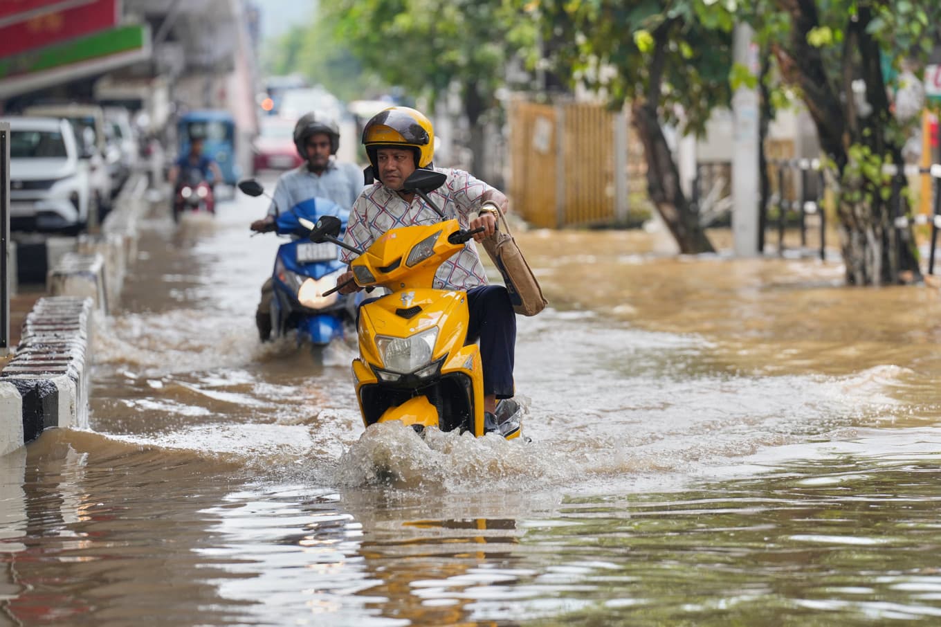 Tiotusentals har tvingats fly sina hem i monsunregnen. Bilden är tagen i Guwahati i Assam den 24 juli. Foto: Anupam Nath/AP/TT
