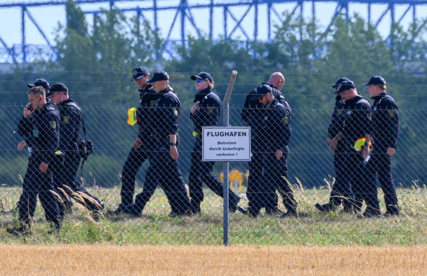 Tyska poliser vid flygplatsen Leipzig/Halle. Foto: Hendrik Schmidt/AP/TT