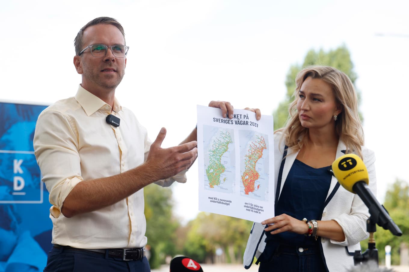 Kristdemokraternas Andreas Carlson och partiledare Ebba Busch, gör ett valutspel om vägunderhåll i Solna. Foto: Fredrik Persson /TT
