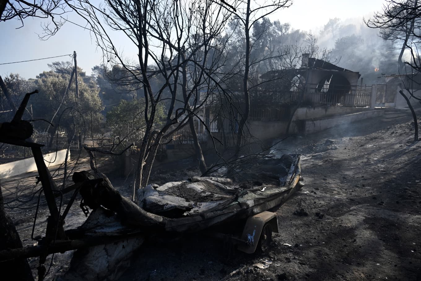 Rök stiger från en brand på ön Salamina utanför Aten på söndagen. Foto: Michael Varaklas/AP/TT