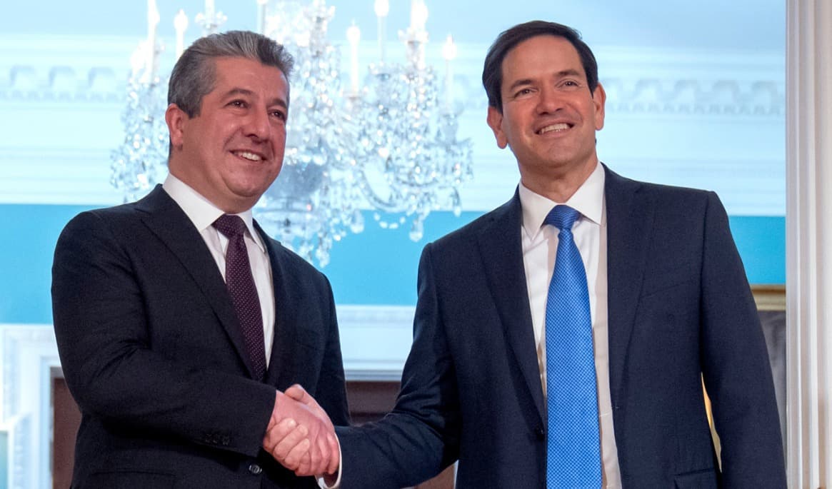 Masrour Barzani, premiärminister för Iraks kurdiska region, skakar hand med USA:s utrikesminister Marco Rubio i Washington 2025. Arkivbild. Foto: Mark Schiefelbein/AP/TT