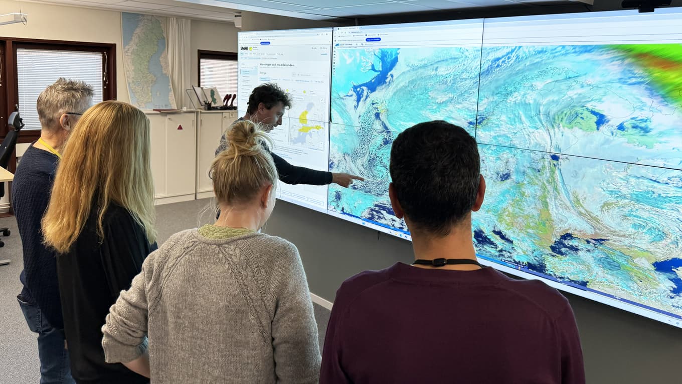 I SMHI:s prognoscentral i Norrköping jobbar några av landets meteorologer. Foto: SMHI