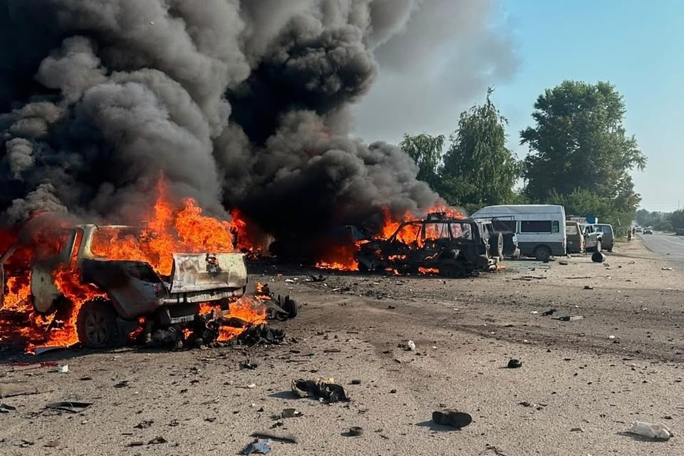 Fordon står i brand efter ryska attacker i Charkiv. Foto: Ukrainska räddningstjänsten/AP/TT