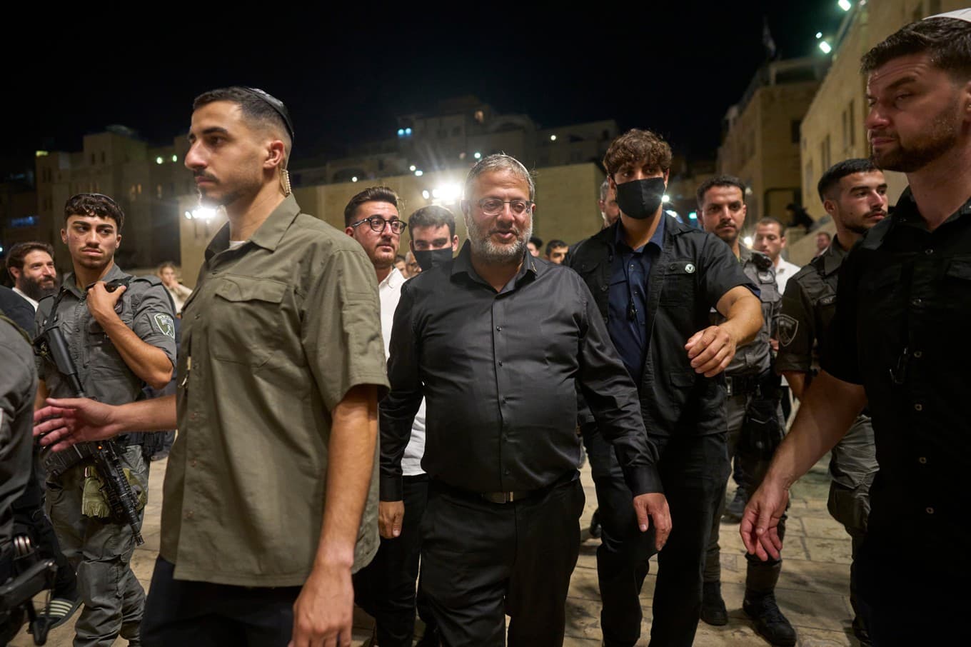 Itamar Ben-Gvir, i mitten. Bilden togs vid ett besök vid Klagomuren i Jerusalem i juli. Foto: Ohad Zwigenberg/AP/TT