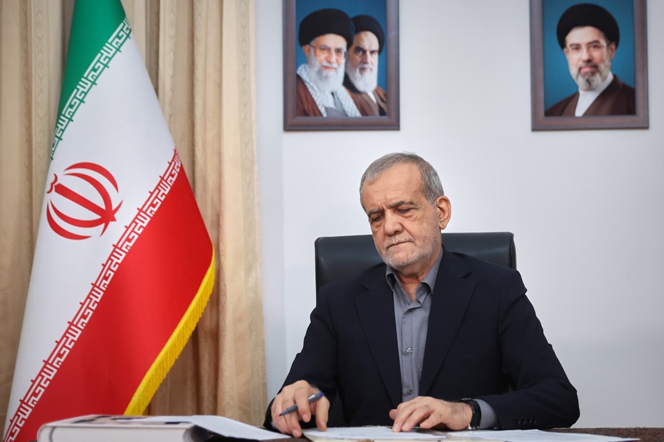 Irans president Masoud Pezeshkian fotograferad juni i år. Arkivbild Foto: Irans presidentkansli/AP/TT