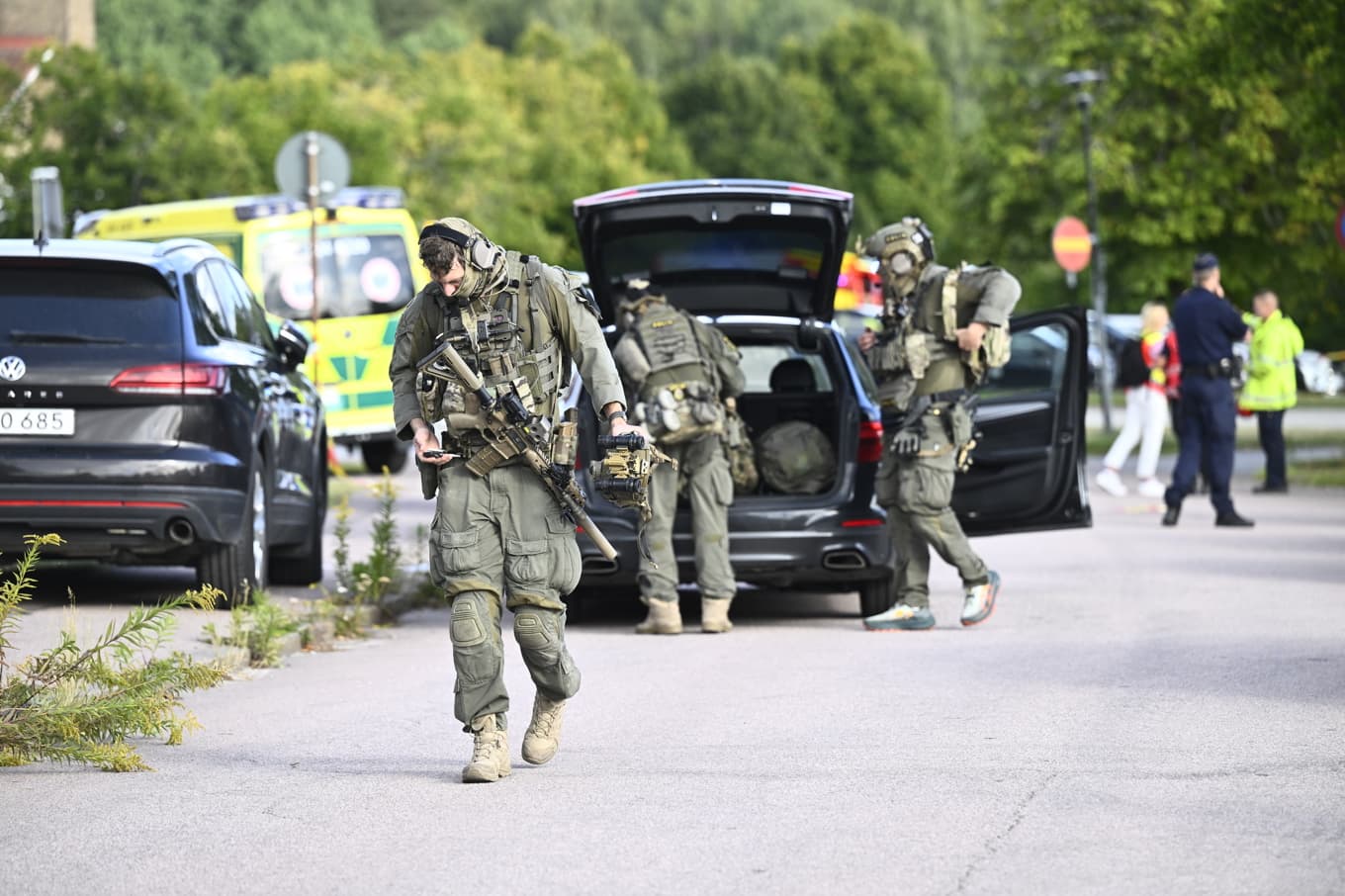 Polis och räddningstjänst på plats vid Brinellskolan på fredagseftermiddagen. Foto: Fredrik Sandberg/TT