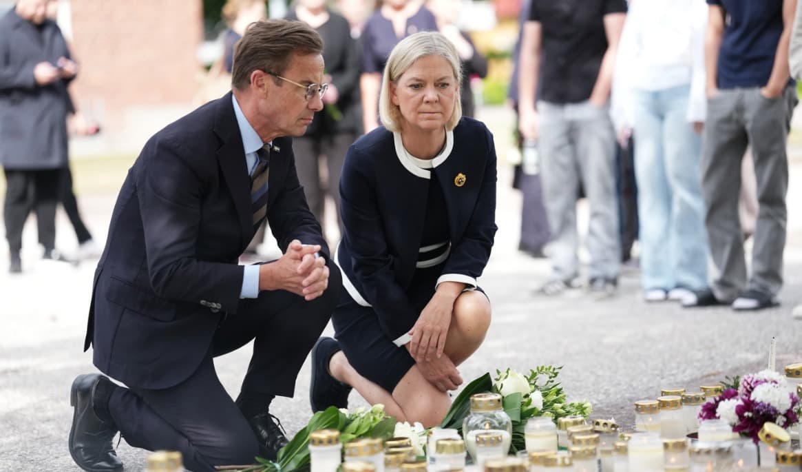 Statsminister Ulf Kristersson (M) och Socialdemokraternas partiledare Magdalena Andersson knäböjde tillsammans vid minnesplatsen i Fagersta. Foto: Magnus Lejhall/TT
