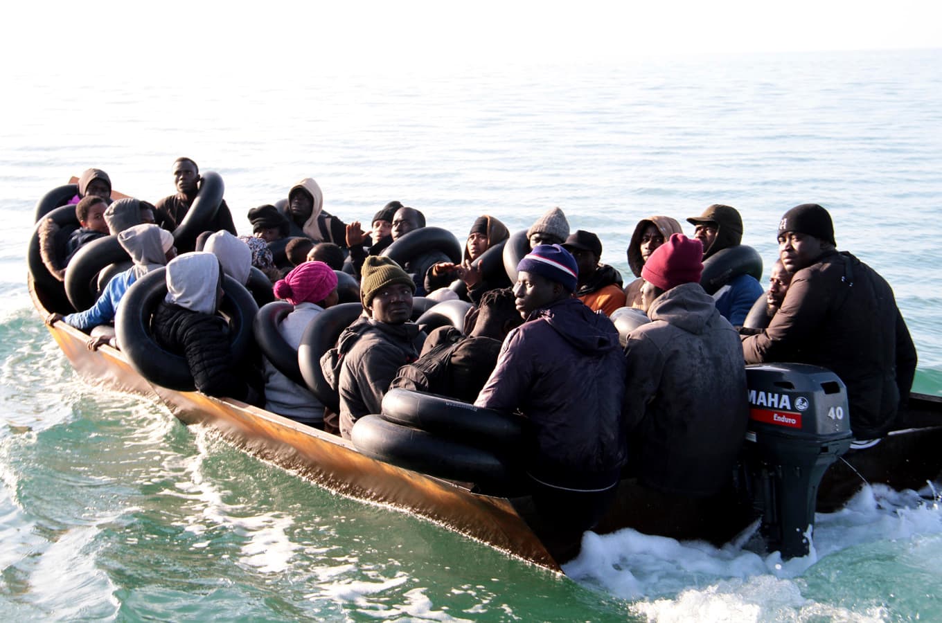 En båt på väg till Italien som stoppades av tunisiska kustbevakningen i Medelhavet i april 2023. Foto: AP/TT