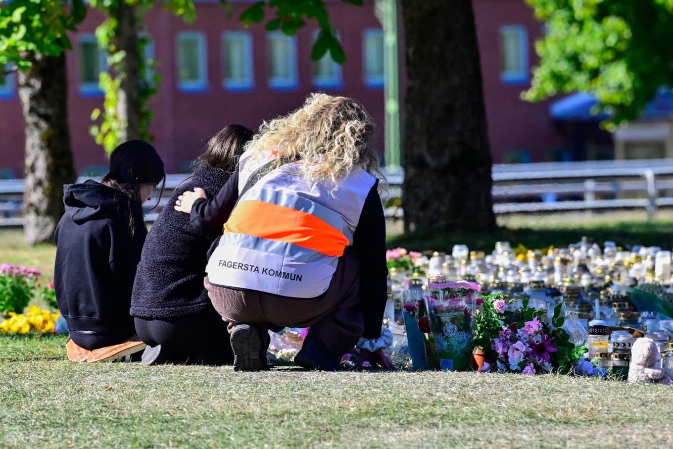 Personal från kommunen är på plats i Fagersta för att stötta elever efter fredagens attack. Foto: Jonas Ekströmer/TT