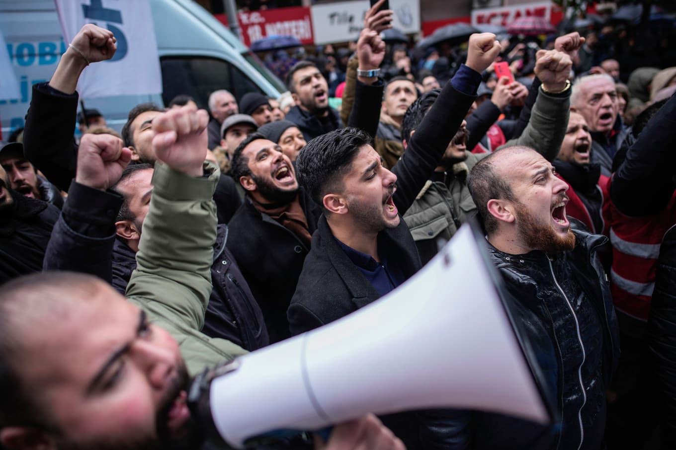 Demonstration till stöd för nu dömde ex-borgmästaren Riza Akpolat när han greps i fjol. Arkivbild. Foto: Emrah Gurel/AP/TT