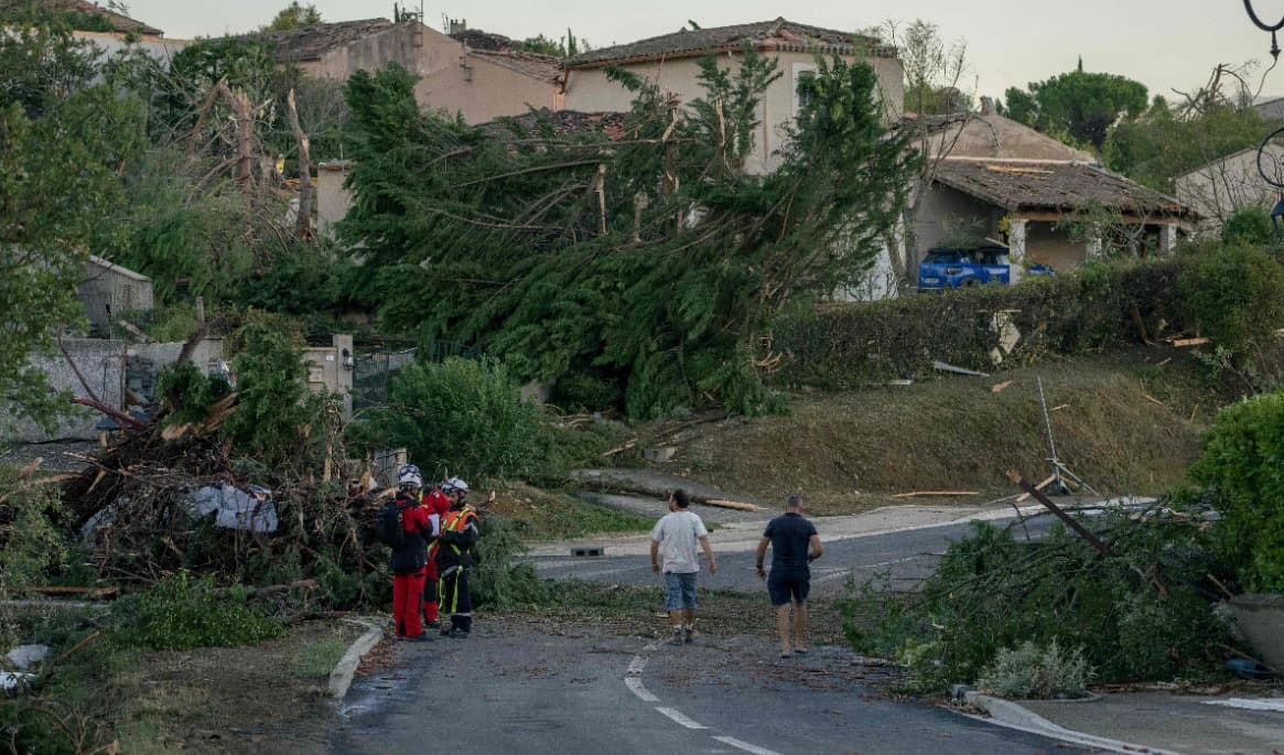 Trädstammar som fallit och hus som skadats å en tromb drog igenom orten Pomas i sydvästra Frankrike på måndagskvällen. Foto: Idriss Bigou-Gilles/AFP/TT