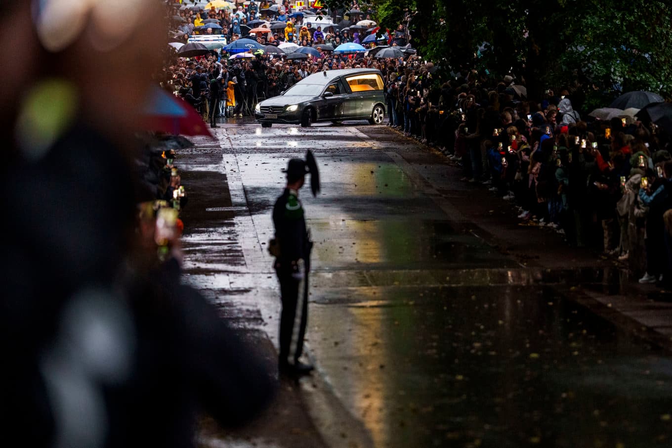 Många samlades när kung Haralds kista kom till Dronningparken i Oslo. Foto: Javad Parsa/NTB/TT