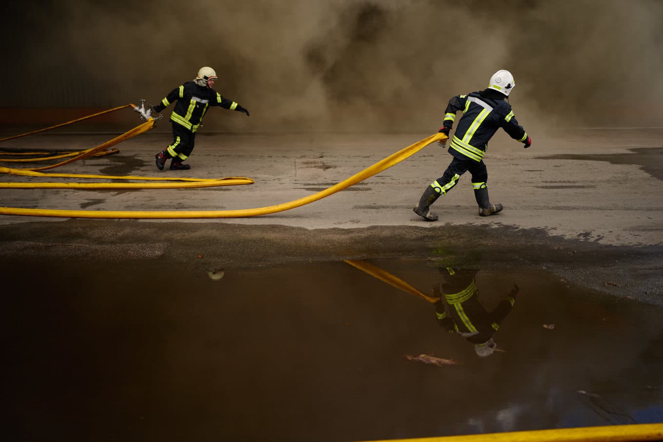 Brandsoldater i insats efter en rysk attack mot huvudstad Kiev. Foto: Francisco Seco /AP/TT
