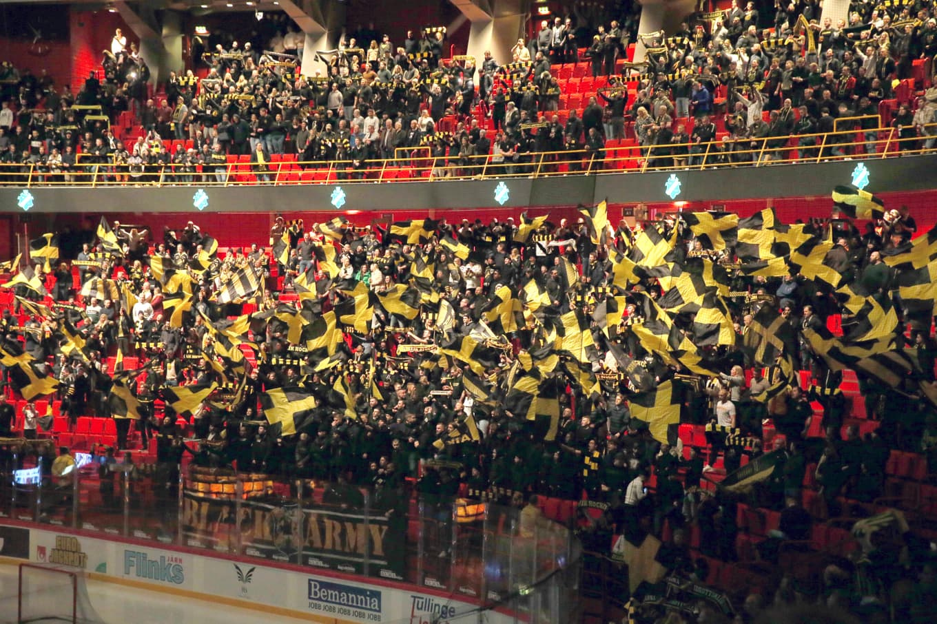 Det blir publikfest i Avicii Arena när AIK möter Modo i premiären i hockeyallsvenskan. Foto: Sören Andersson/TT