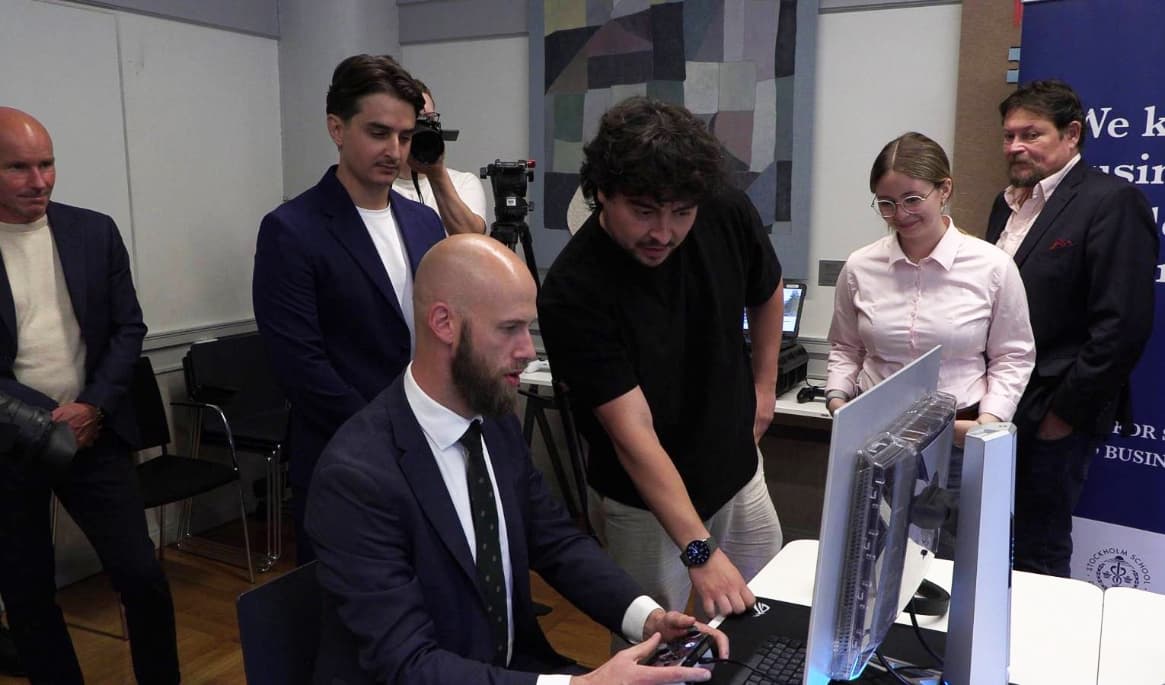 Carl-Oskar Bohlin (M), minister för civilt försvar, testar en drönarsimulator på Handelshögskolan i Stockholm. Ministern var snabbare än en gamer. I bakgrunden Faruk Pita. Foto: Erik Ragnarsson