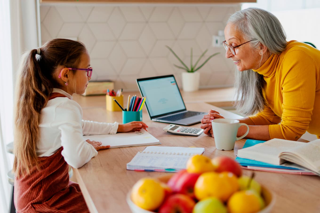 I de flesta religioner sägs det att man inte fullgjort sin plikt som förälder förrän man bidragit till att uppfostra barnbarnen. Läxläsning är ett sätt att umgås. Foto: Shutterstock