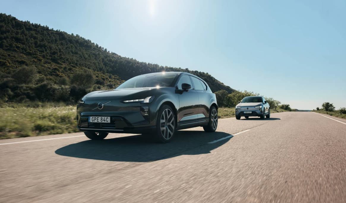 Politiken spelar allt större roll för var bilindustrin kan sälja sina bilar, och vilka tekniska system de kan utrusta dem med. Här visas en Volvo EX60 upp i Barcelona. Foto: Volvo Cars