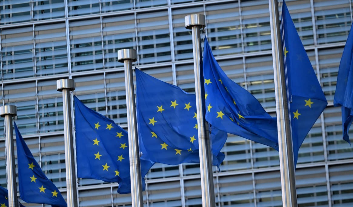 EU-flaggor vid EU-kommissionens huvudkvarter i Bryssel. Foto: Nicolas Tucat/AFP via Getty Images