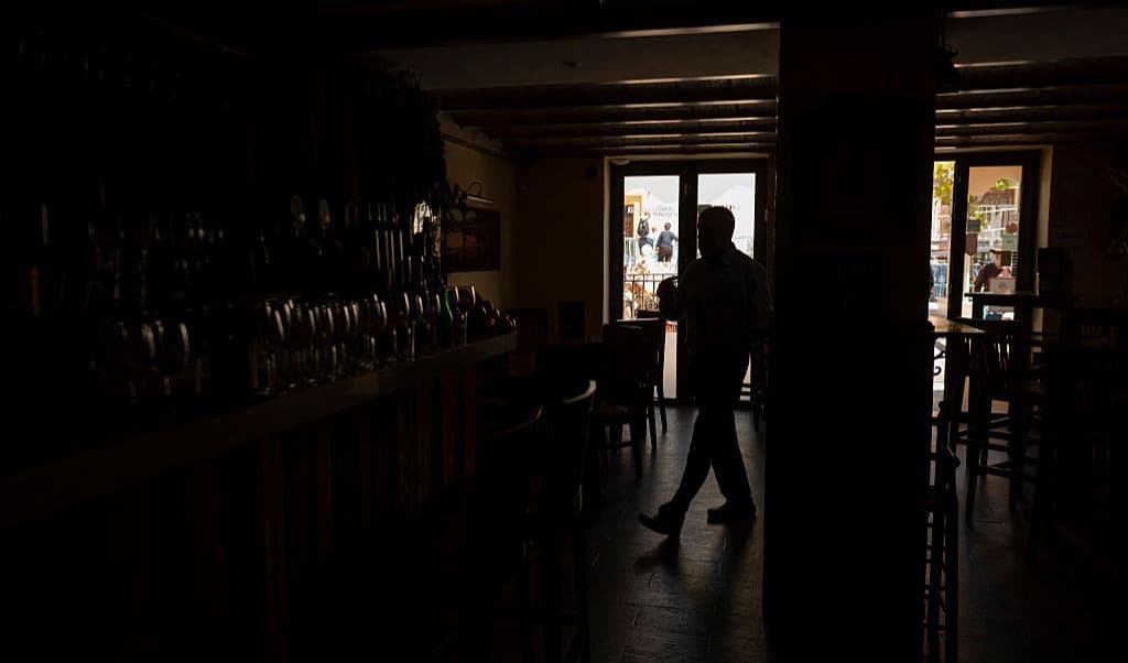 Hela Spanien och Portugal var strömlösa den 28 april 2025. Avbrottet varade mellan 10 och 18 timmar. Vad skulle ha hänt om det fortsatt flera dygn? Jorge Guerrero/AFP via Getty Images
