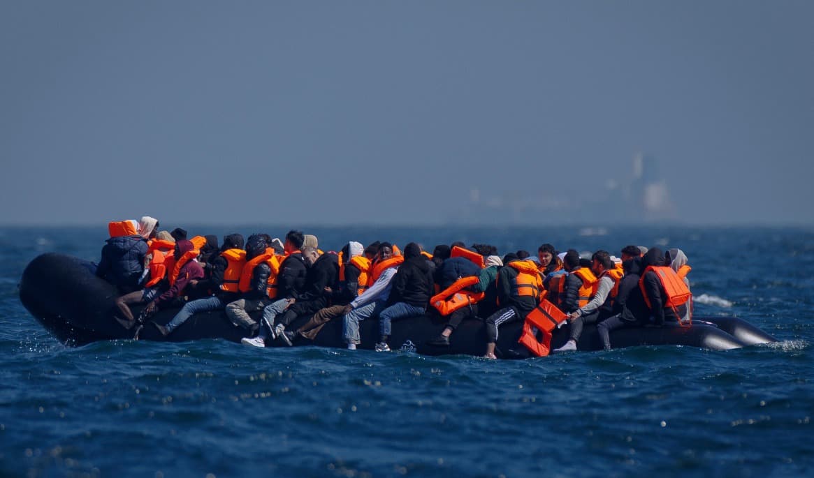 En båt med migranter korsar Engelska kanalen i Dover den 27 april i år. Foto: Dan Kitwood/Getty Images