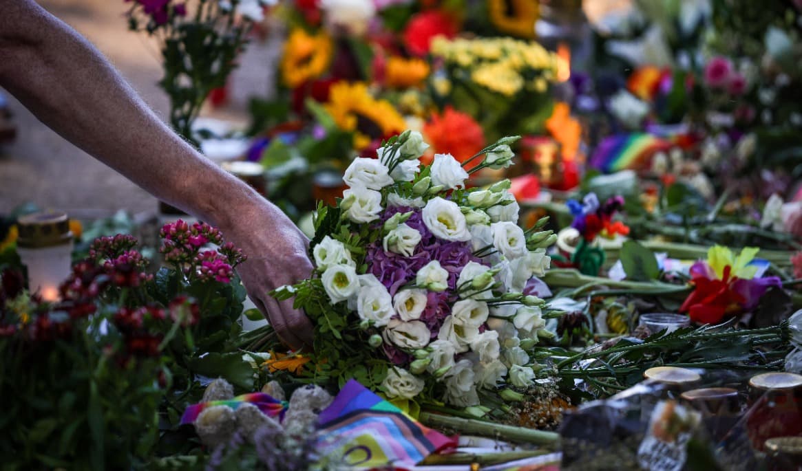 Människor lägger blommor vid en provisorisk minnesplats under en vaka i Tiergarten-parken i Berlin den 2 augusti. Den 25 juli körde islamisten Abdul Ballout in i en folkmassa och dödade en kvinna och skadade ett 30-tal personer. Foto: Omer Messinger/Getty Images