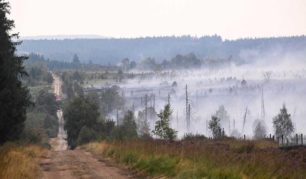 Rök stiger från de branddrabbade markerna i Hautes Fagnes, Belgien. Branden tros kunna fortsätta blossa upp igen under lång tid. Foto: John Thys / AFP via Getty Images