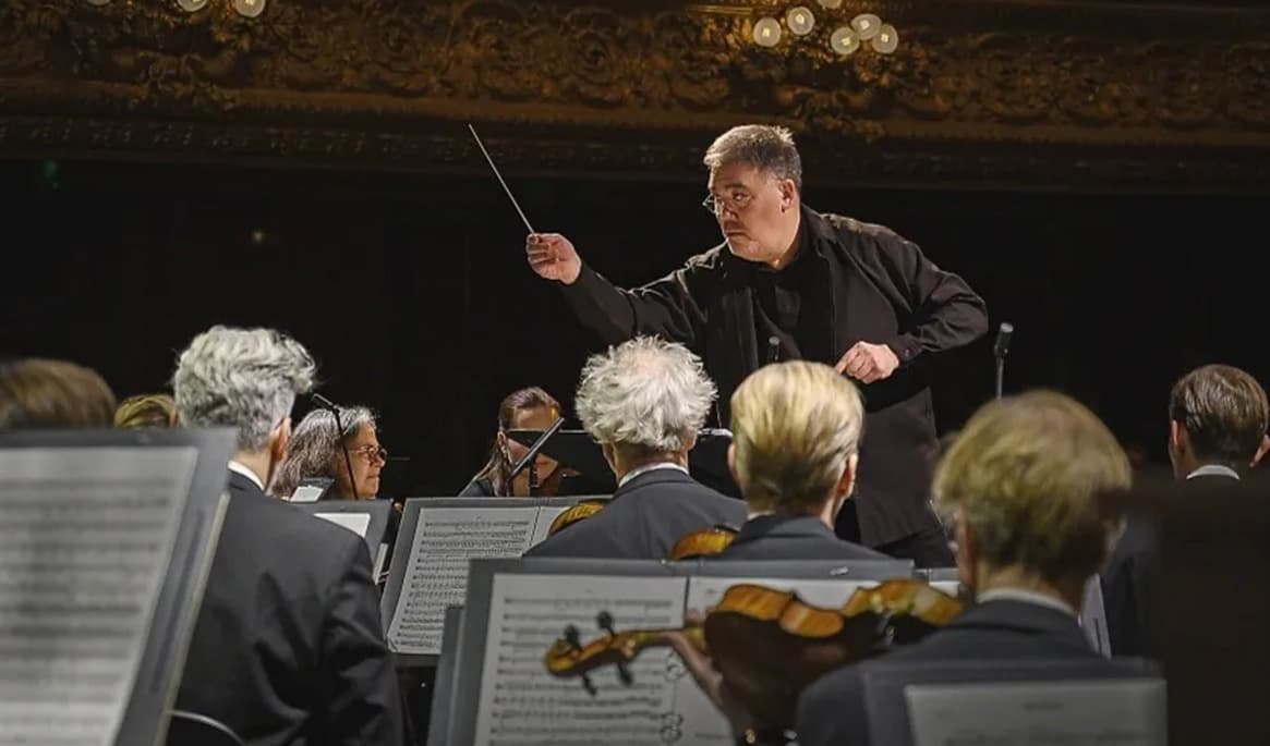 Kungliga Hovkapellet under ledning av Alan Gilbert ger bland annat en konsert på Concertgebouw i Amsterdam. Vid varje konsert under turnén medverkar en särskild gästartist. Foto: Maria Paulsson/Kungliga Operan