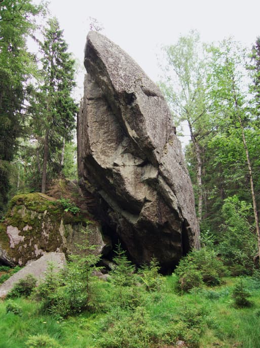 Junker Jägares sten är det 15 meter höga flyttblock som för tusentals år sedan, under den senaste istiden, gled på plats, för att sedan bli centralt i en av Tivedens många sägner. Foto: Zeth Johansson/Wikimedia Commons
