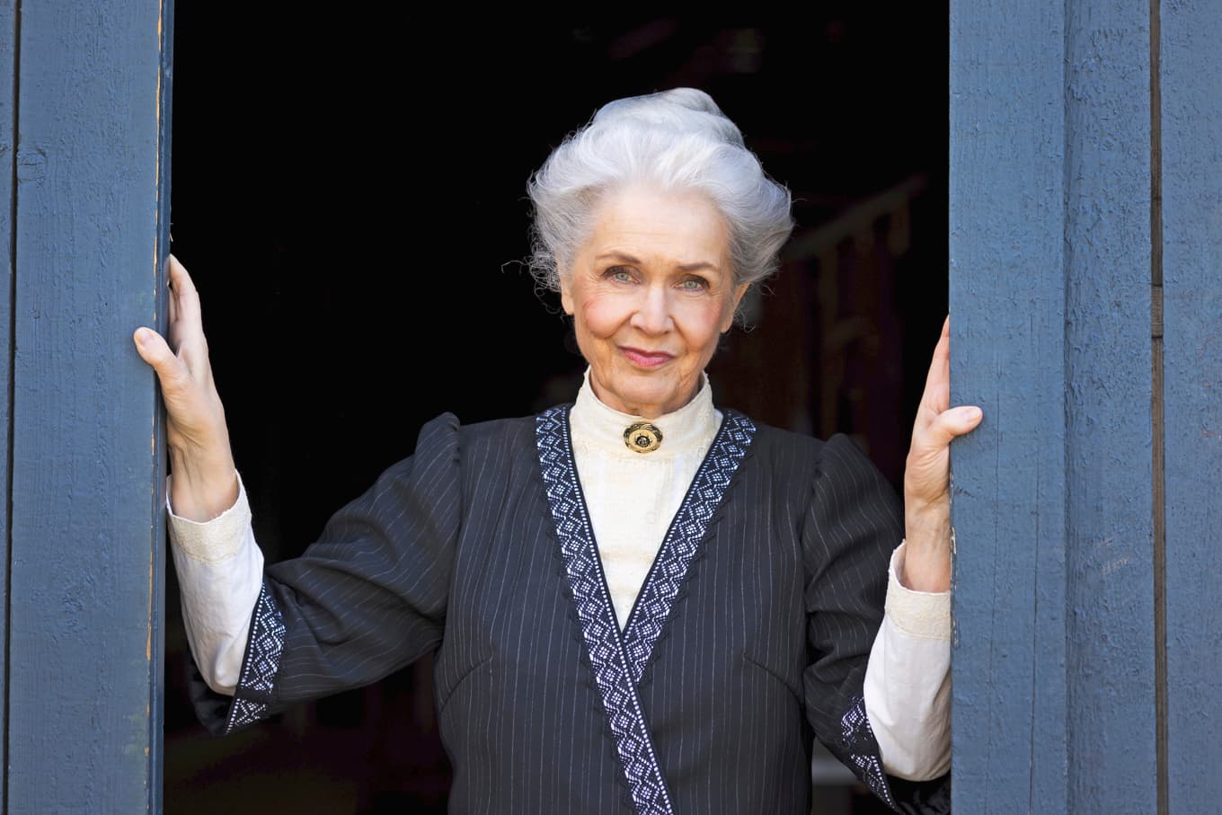 Genom att kombinera Selma Lagerlöfs berättelser med folkmusik, dans och ett starkt visuellt uttryck har Västanå Musik & Teater skapat en egen scenisk form som lockat en bred publik. Här med skådespelaren Marika Lindström som Selma Lagerlöf. Foto: Västanå Musik & Teater