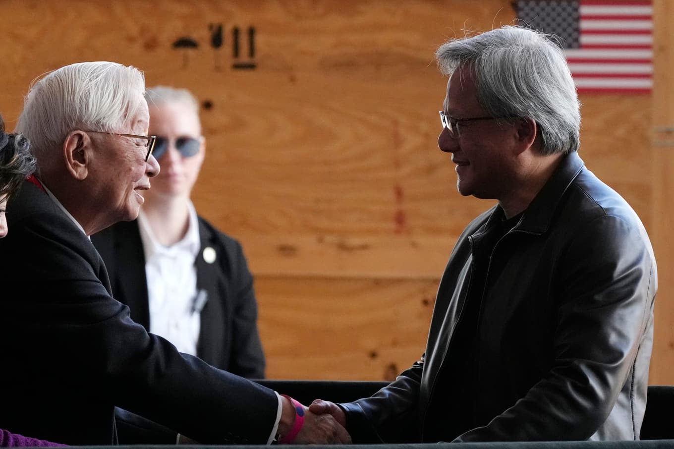 TSMC:s grundare Morris Chang, till vänster, hälsar på Jensen Huang, grundare, vd och styrelseordförande i Nvidia. Foto: AP Photo/Ross D. Franklin