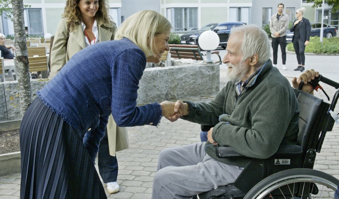Magdalena Andersson (S), partiledare hälsar på Alexandros som bor på äldreboendet. Foto: Adam Strand