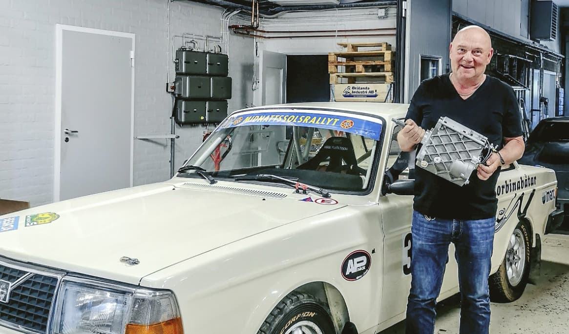 Mats är även en välmeriterad rallyförare, med tre SM-guld och ett flertal medaljer.
I dag kör han en Volvo 240 i historiskt rally. Foto: Ramona Karlsson