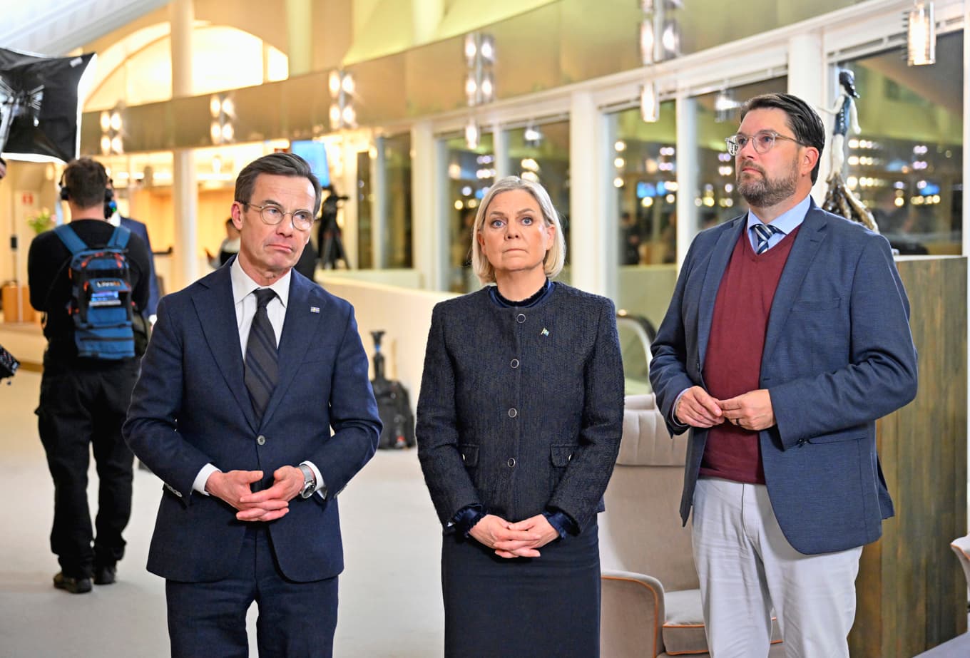 Kristersson (M), Andersson (S) och Åkesson (SD). Debattören menar att svensk politik präglas av röda linjer snarare än av förhandlingar efter valet. Foto: Pontus Lundahl/TT