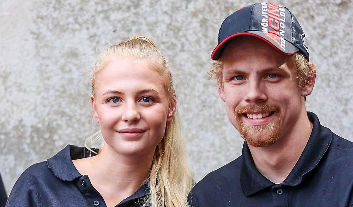 Markus tillsammans med sin sambo Mikaela, hans största supporter och medhjälpare. ”Utan henne hade jag aldrig tagit mig till Isle of Man”, säger Markus. Foto: Privat