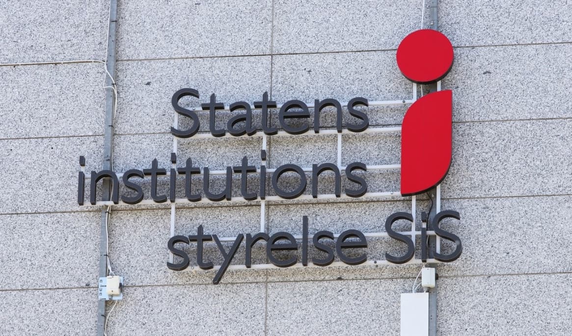 En del anställda på Sis-hem, med högst säkerhet, ska kunna utrustas med skyddshjälmar och sköldar i samband med exempelvis upplopp eller gisslantagningar. Foto: Roland Magnusson/Shutterstock