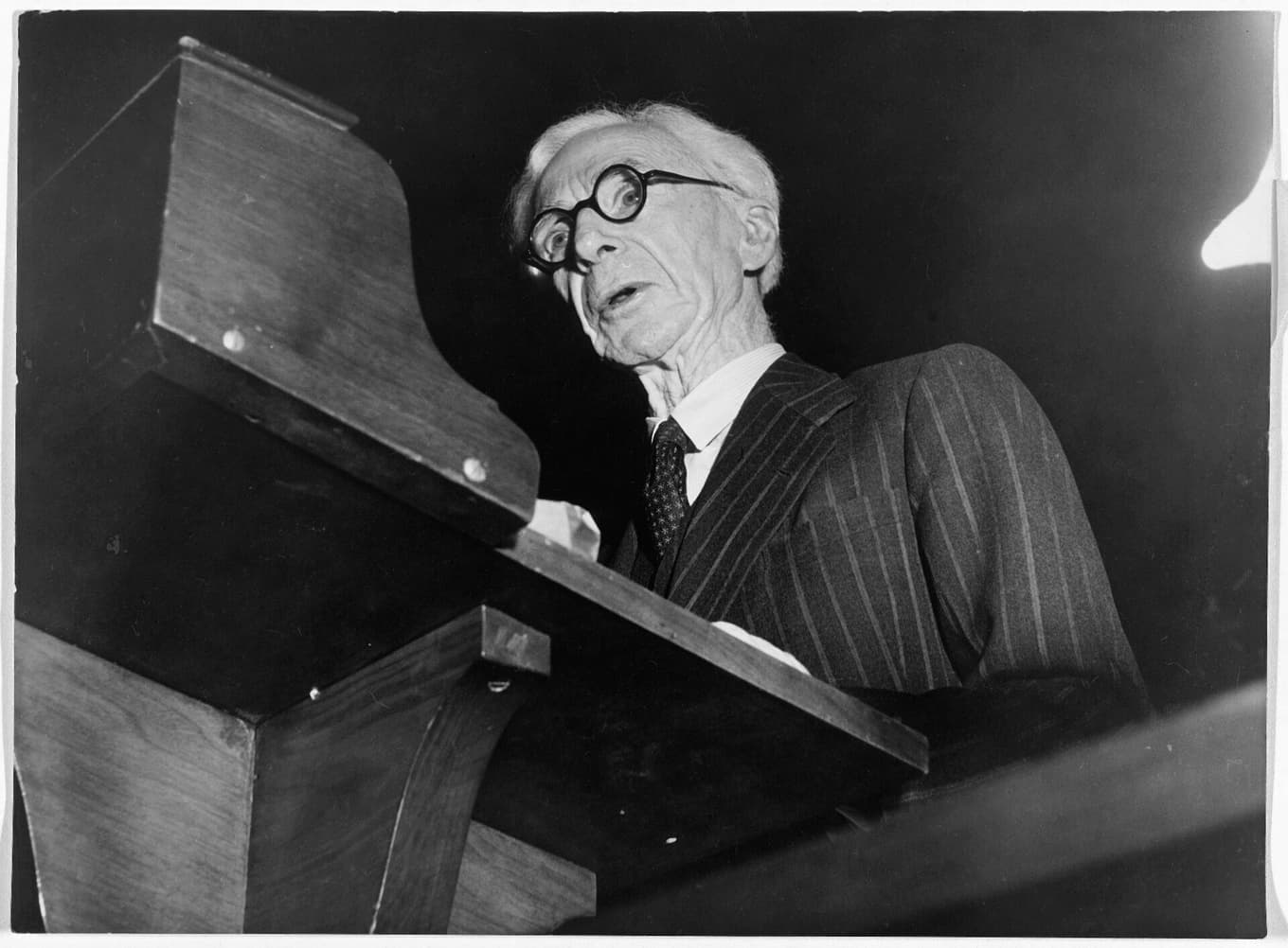 Bertrand Russell (1872–1970) var en brittisk filosof, logiker och matematiker med ett stort samhällsengagemang. Bilden är från en föreläsning i USA 1950. Foto: Keystone Press Agency/Wikimedia Commons