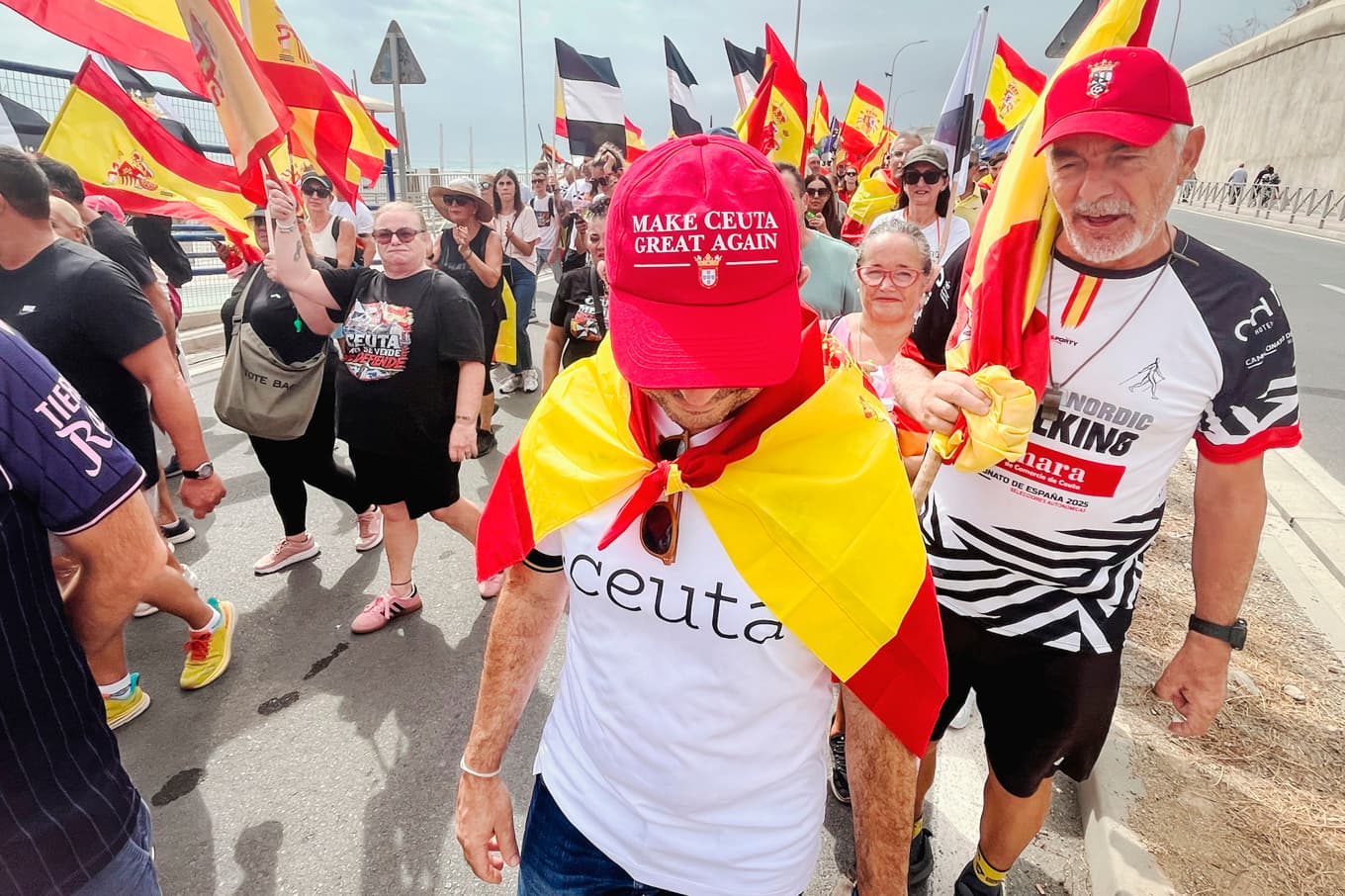 Demonstranter i Ceuta, den 20 september, som marscherade mot den marockanska gränsen. Foto: Etienne Fauchaire