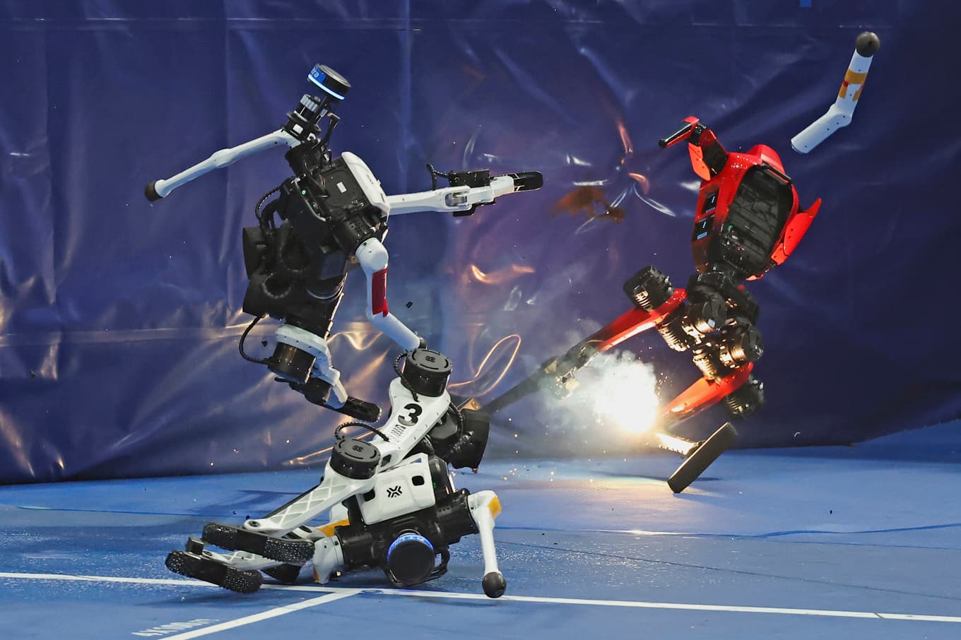 Robot som havererar under World Humanoid Robot Games i Peking. De människoliknande robotarna imponerar, men har samtidigt långt kvar. Foto: Lintao Zhang/Getty Images