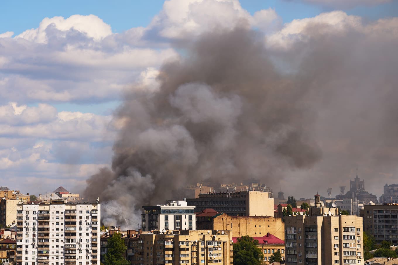 Rök stiger över Ukrainas huvudstad Kiev efter ett ryskt drönaranfall under onsdagen. Foto: Francisco Seco/AP/TT
