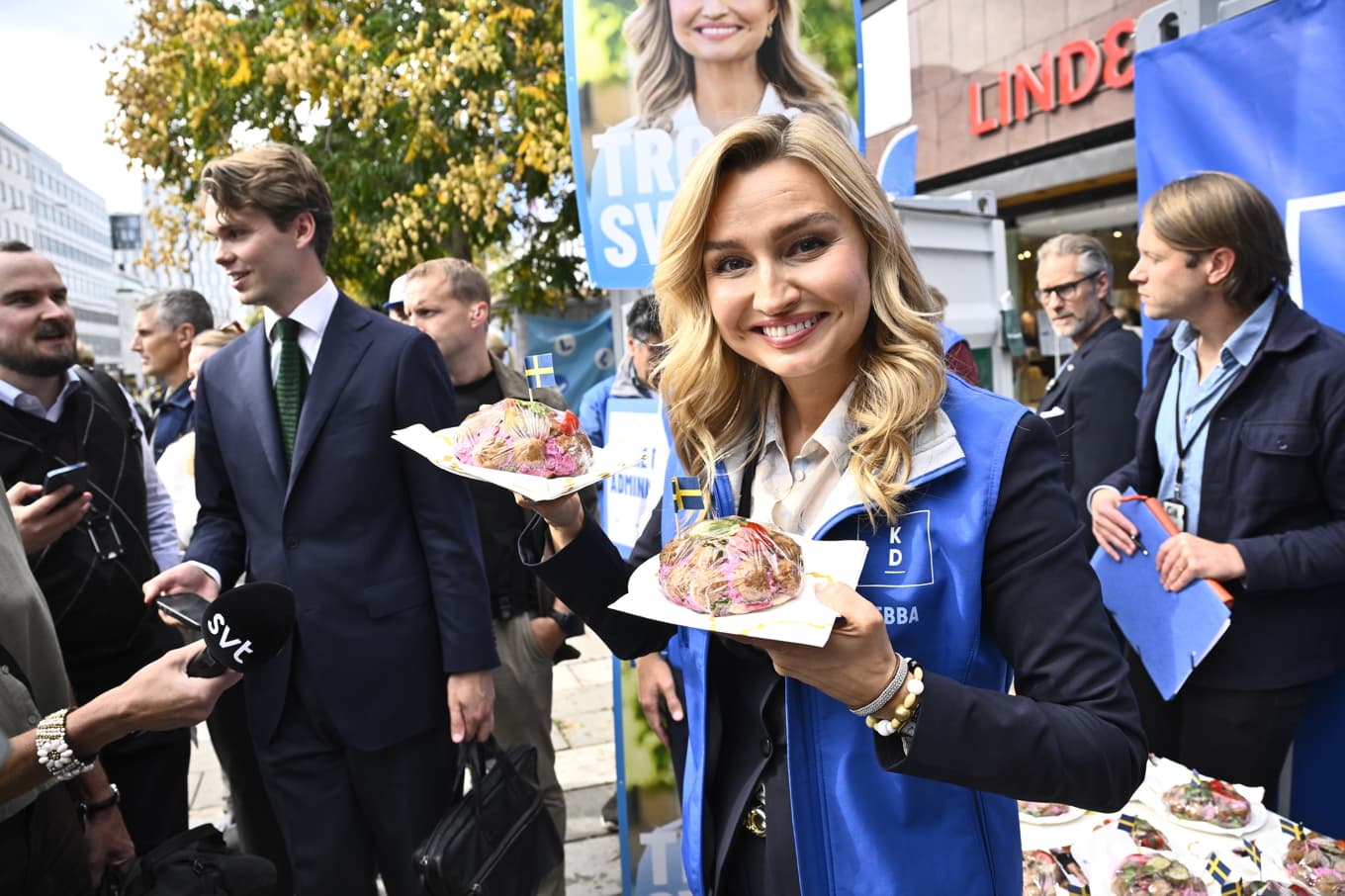 Kristdemokraternas partiledare Ebba Busch (KD) kampanjar inför riksdagsvalet och delar ut köttbullemackor i centrala Stockholm. Foto: Fredrik Sandberg/TT
