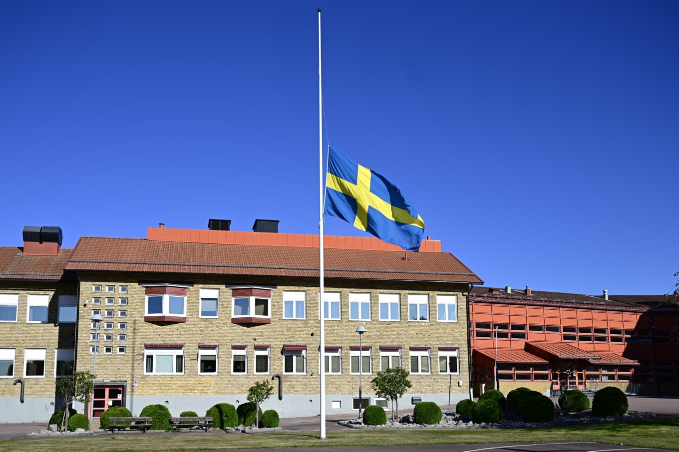 Flaggan på halv stång utanför Brinellskolan i Fagersta. Foto: Jonas Ekströmer/TT