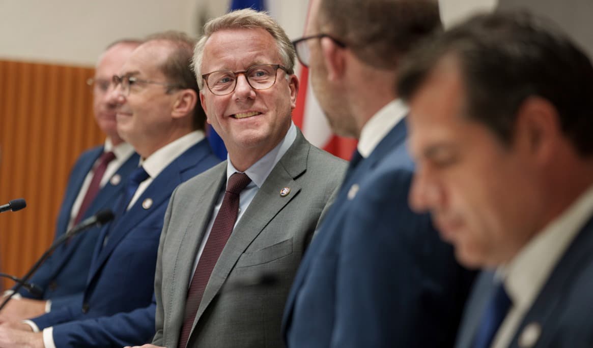 Danmarks migrationsminister Morten Bødskov, i mitten, tillsammans med ministerkollegor från Tyskland, Nederländerna, Österrike och Grekland vid ett möte i Köpenhamn på fredagen. Foto: Liselotte Sabroe/Ritzau Scanpix/TT