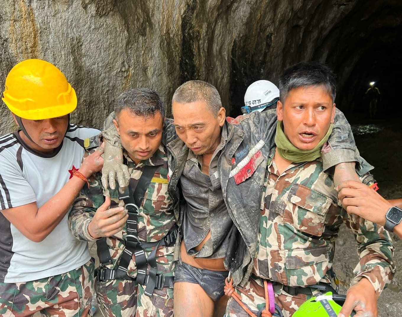 En man räddades ur en vattenkraftstunnel i Nepals distrikt Rasuwa på lördagen. Foto: Nepals militär via AP/TT
