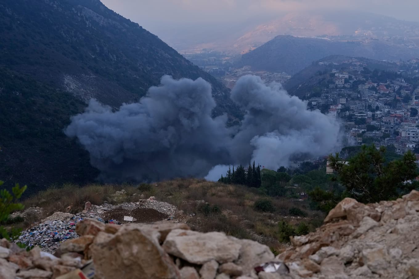 Rök stiger upp från den byggnad som träffats i ett israeliskt flyganfall mot Arabsalim i södra Libanon på söndagen. Foto: Mohammed Zaatari/AP/TT