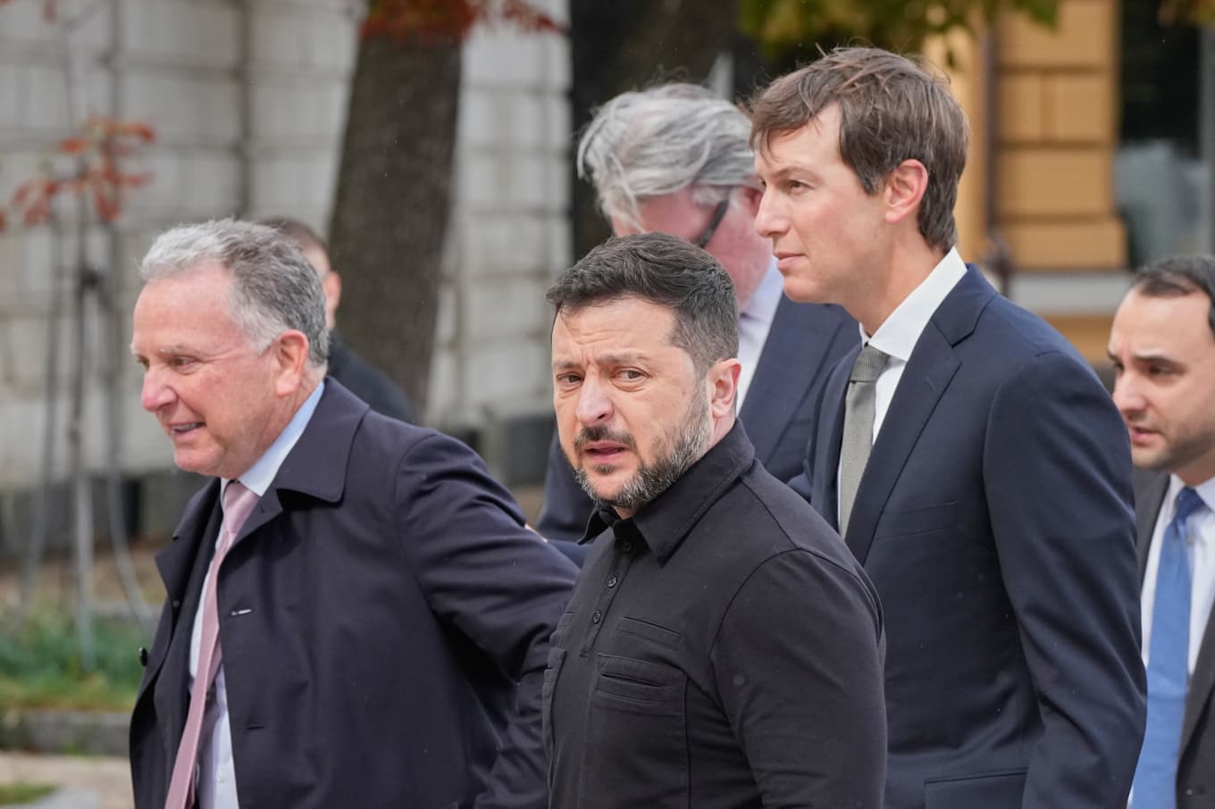 Ukrainas president Volodymyr Zelenskyj välkomnade USA:s sändebud Steve Witkoff och Jared Kushner i Kiev på söndagen. Foto: Efrem Lukatsky/AP/TT